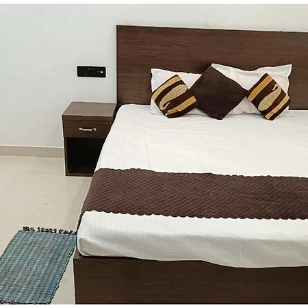 Hotel Aparna Grand Near Ram Janam Bhoomi And Temple - Fully Air Conditioned - Free Wifi Available - Best Budget Hotel In Ayodhya Eksteriør bilde
