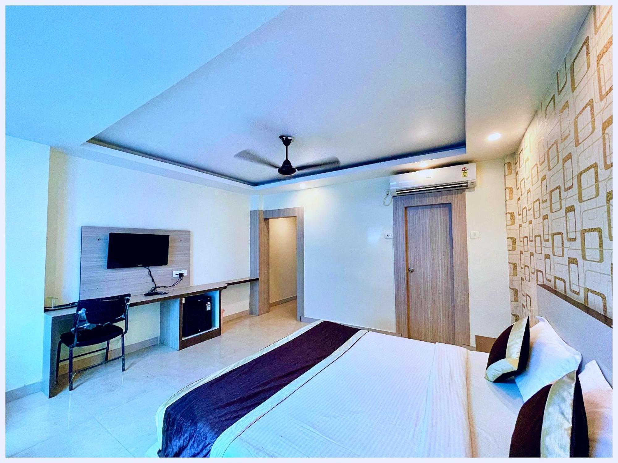 Hotel Aparna Grand Near Ram Janam Bhoomi And Temple - Fully Air Conditioned - Free Wifi Available - Best Budget Hotel In Ayodhya Eksteriør bilde
