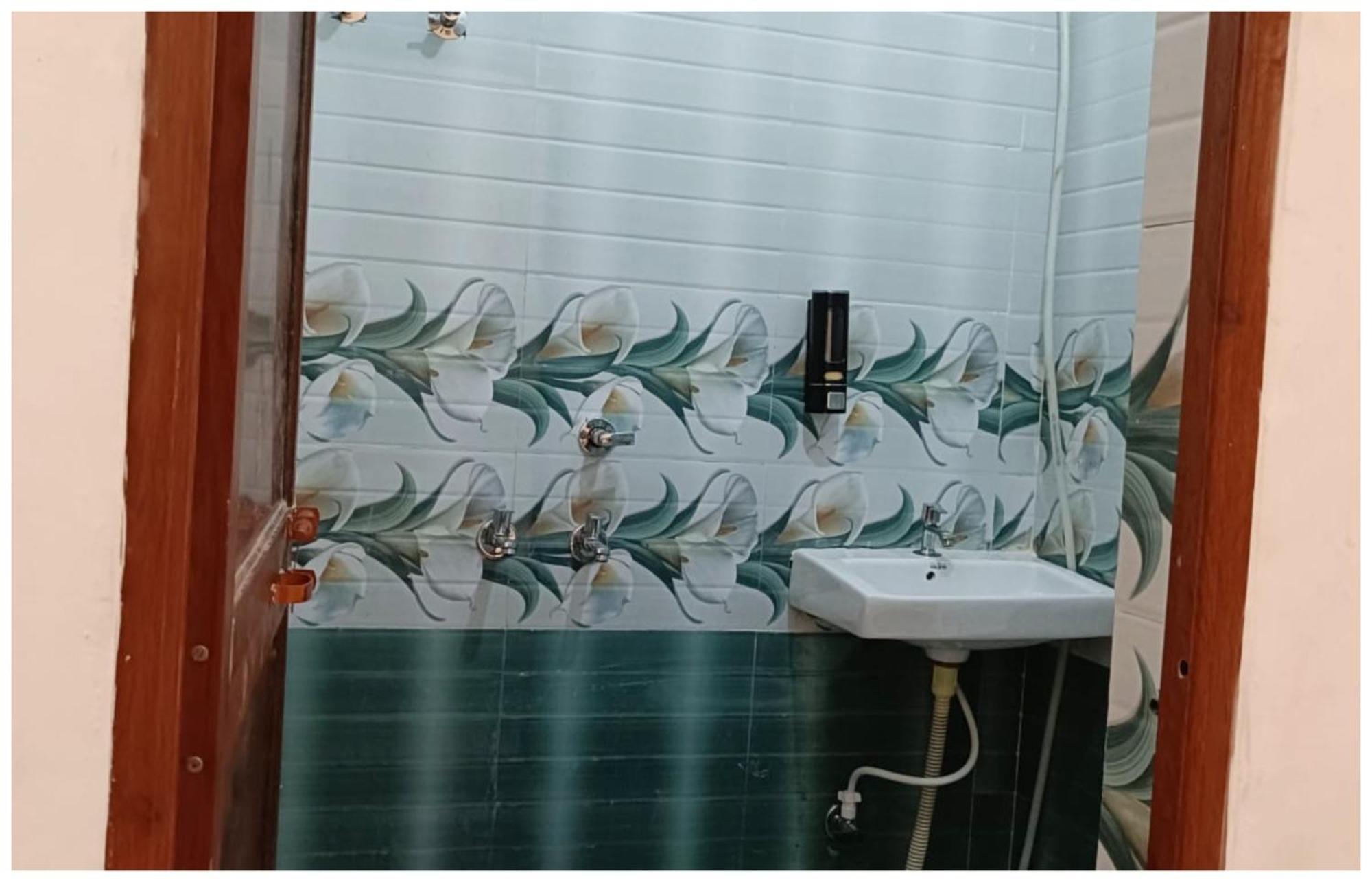 Hotel Aparna Grand Near Ram Janam Bhoomi And Temple - Fully Air Conditioned - Free Wifi Available - Best Budget Hotel In Ayodhya Eksteriør bilde