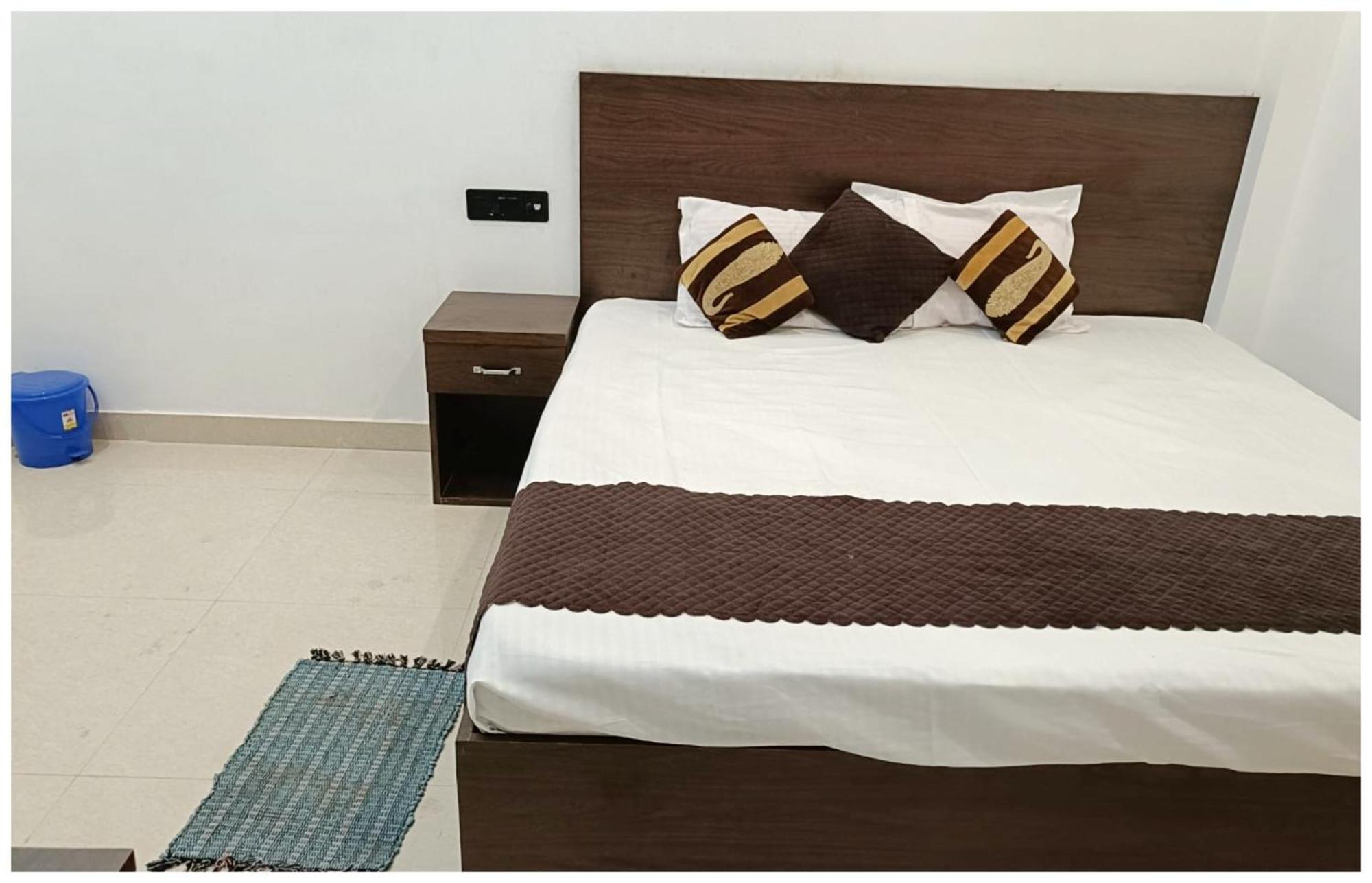 Hotel Aparna Grand Near Ram Janam Bhoomi And Temple - Fully Air Conditioned - Free Wifi Available - Best Budget Hotel In Ayodhya Eksteriør bilde