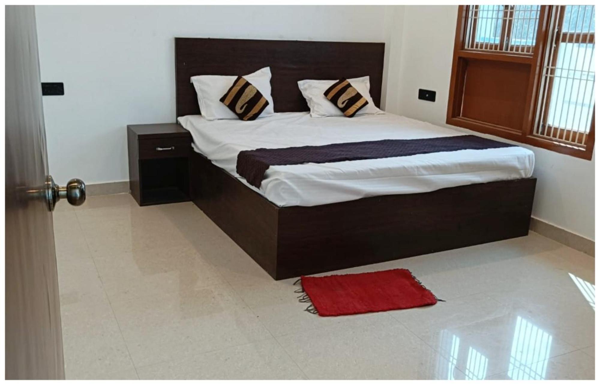 Hotel Aparna Grand Near Ram Janam Bhoomi And Temple - Fully Air Conditioned - Free Wifi Available - Best Budget Hotel In Ayodhya Eksteriør bilde