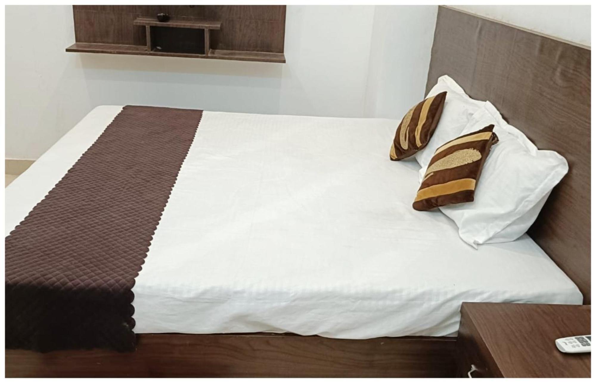 Hotel Aparna Grand Near Ram Janam Bhoomi And Temple - Fully Air Conditioned - Free Wifi Available - Best Budget Hotel In Ayodhya Eksteriør bilde