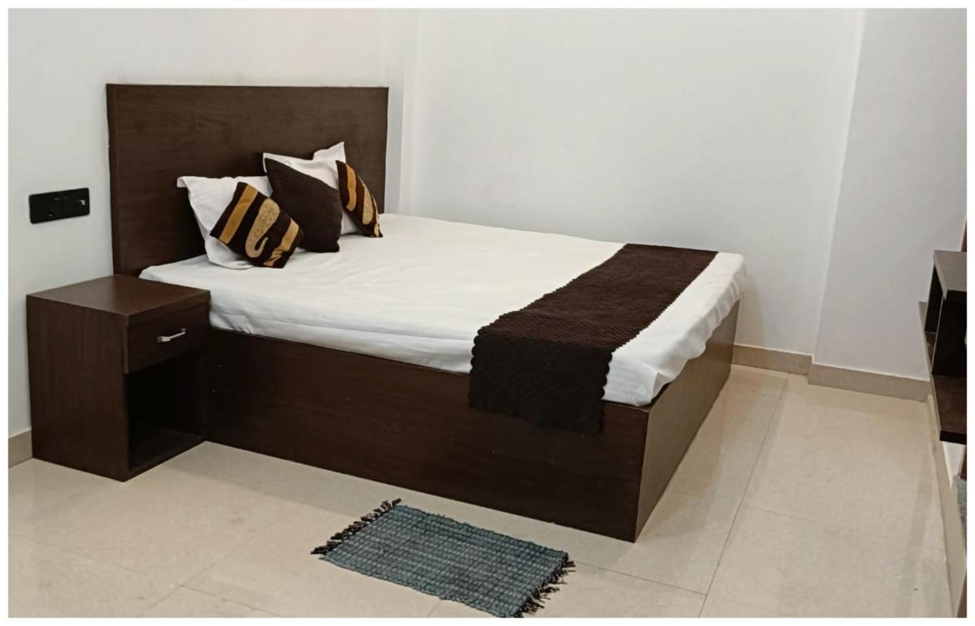 Hotel Aparna Grand Near Ram Janam Bhoomi And Temple - Fully Air Conditioned - Free Wifi Available - Best Budget Hotel In Ayodhya Eksteriør bilde