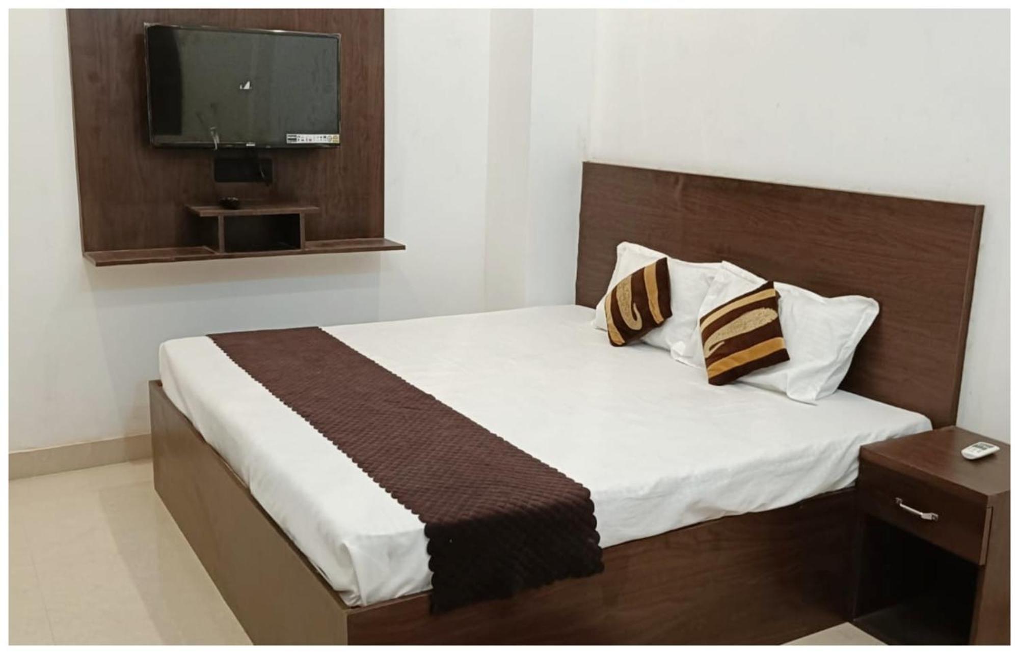 Hotel Aparna Grand Near Ram Janam Bhoomi And Temple - Fully Air Conditioned - Free Wifi Available - Best Budget Hotel In Ayodhya Eksteriør bilde